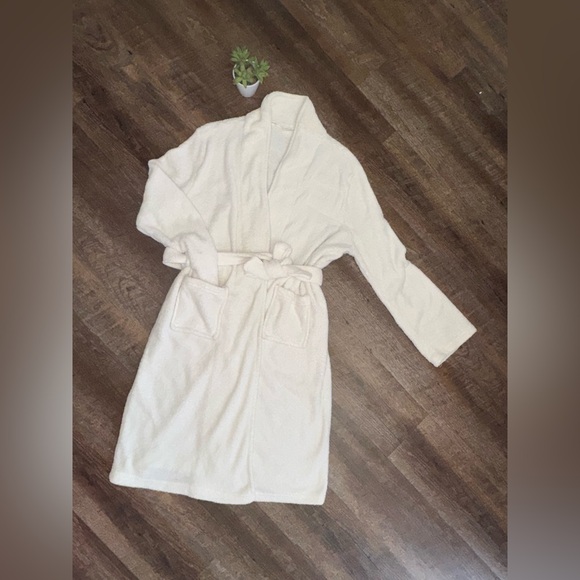 Ulta Beauty Plush Women’s White Robe - Picture 2 of 6